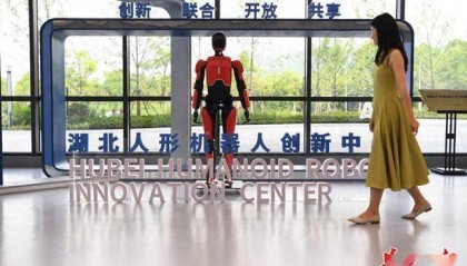 武汉有了人形机器人“学校” ，“人形机器人进家庭，这是第一步”