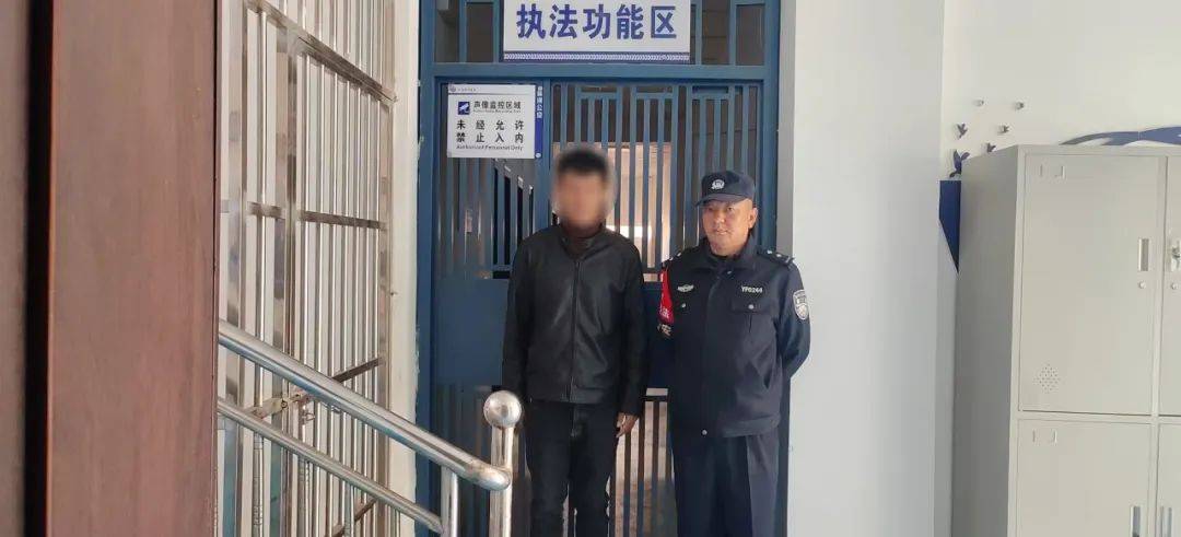 男子购买28沓“影视道具人民币”冒充“有钱人”行骗被拘！