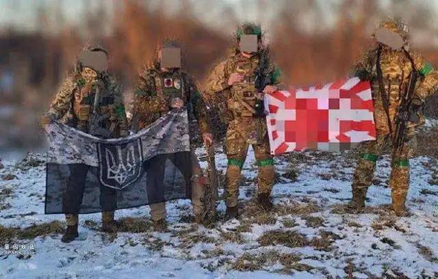 离谱!俄罗斯把日本雇佣兵俘虏关笼子里游街示众?和中国有关系?