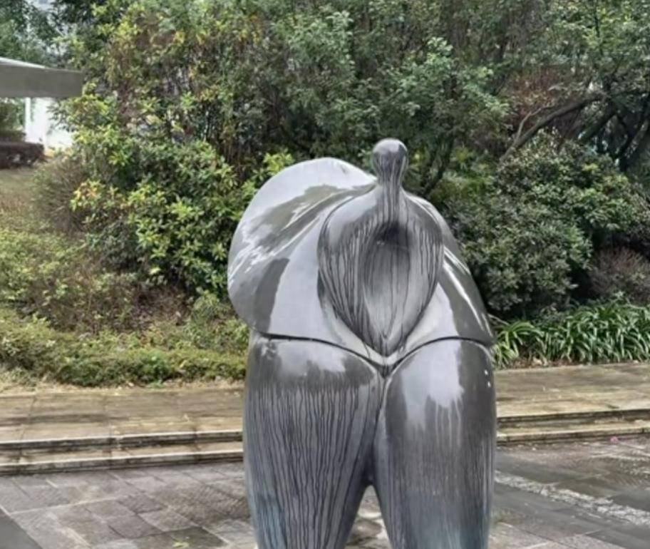成都一广场雕塑被指“极具暗示性”，雕塑轮廓近似女性隐私部位，造型露骨